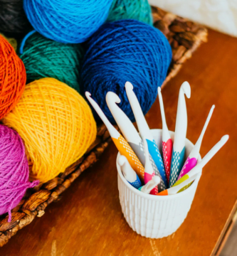 Crochet ergonomique Prym en plastique léger, idéal pour un crochetage confortable. crochet prym ergonomics