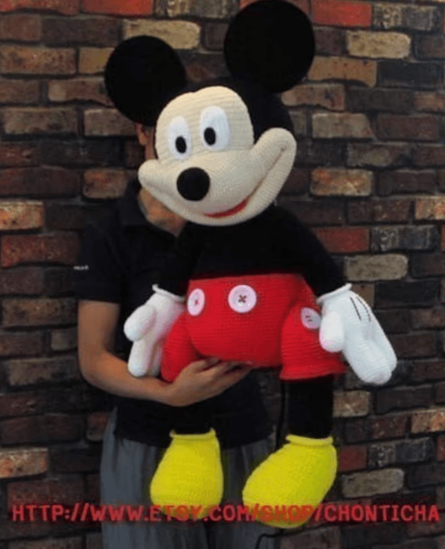 Modèle de crochet amigurumi de Mickey Mouse, personnage emblématique de Disney. Idéal pour les fans de crochet à la recherche de créations Disney.