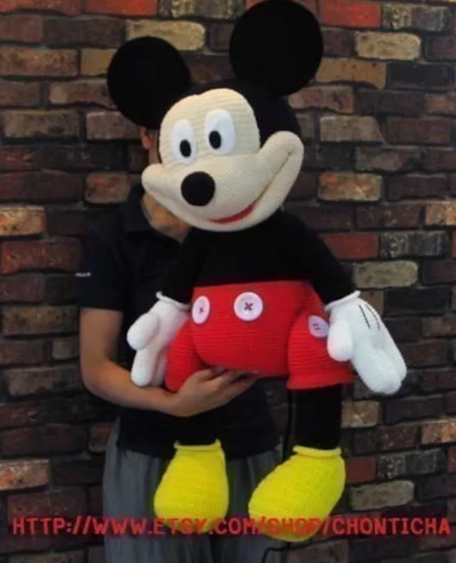 Mod&egrave;le de crochet amigurumi de Mickey Mouse, personnage embl&eacute;matique de Disney. Id&eacute;al pour les fans de crochet &agrave; la recherche de cr&eacute;ations Disney.