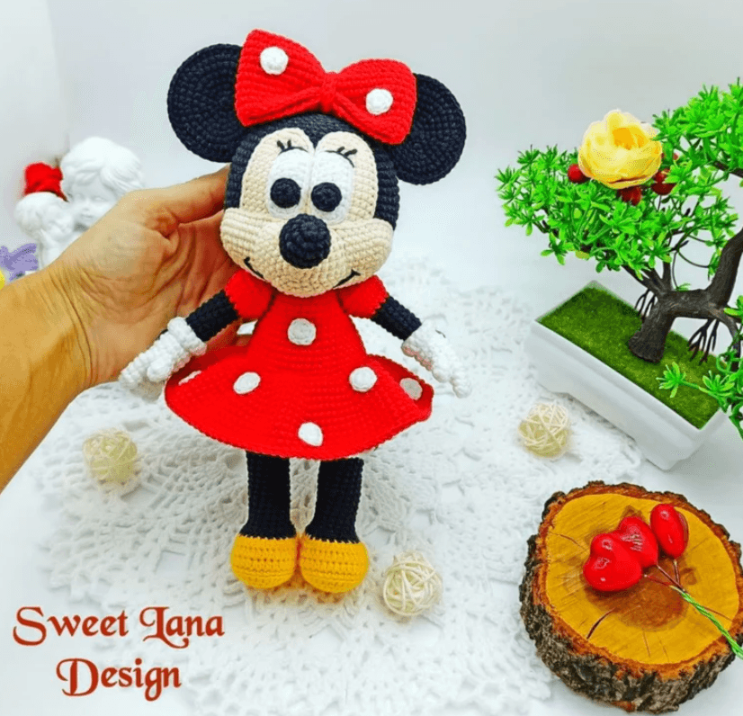 Modèle de crochet amigurumi de Minnie Mouse, célèbre personnage Disney. Parfait pour les amateurs de crochet souhaitant créer des personnages Disney.