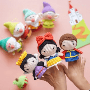 Blanche-neige, le prince, la rein et les 7 nains qu crochet - marionnette pour doigt au crochet