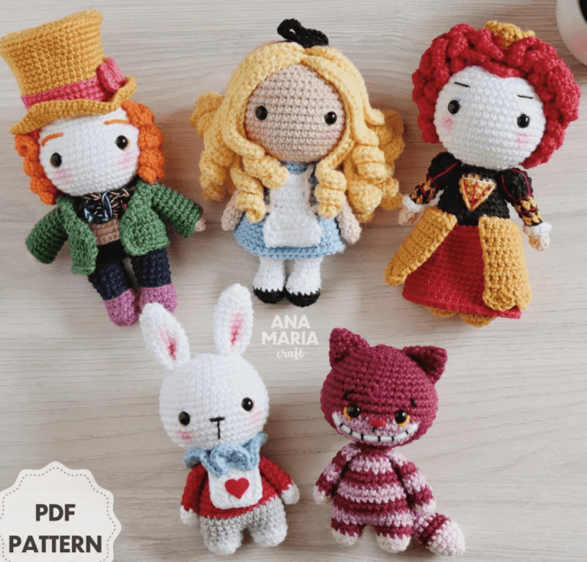 Alice au pays des merveilles au crochet la reine de coeur au crochet le chapelier fou au crochet le lapin d'Alice au crochet et le chat de Chechire au crochet