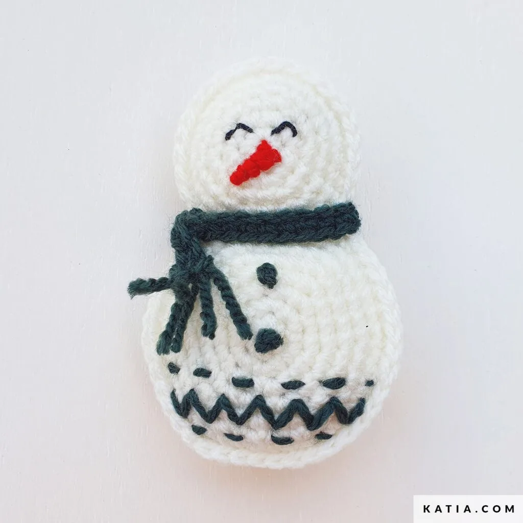 Bonhomme de Neige au crochet by katia - décoration de noël pour sapin au crochet