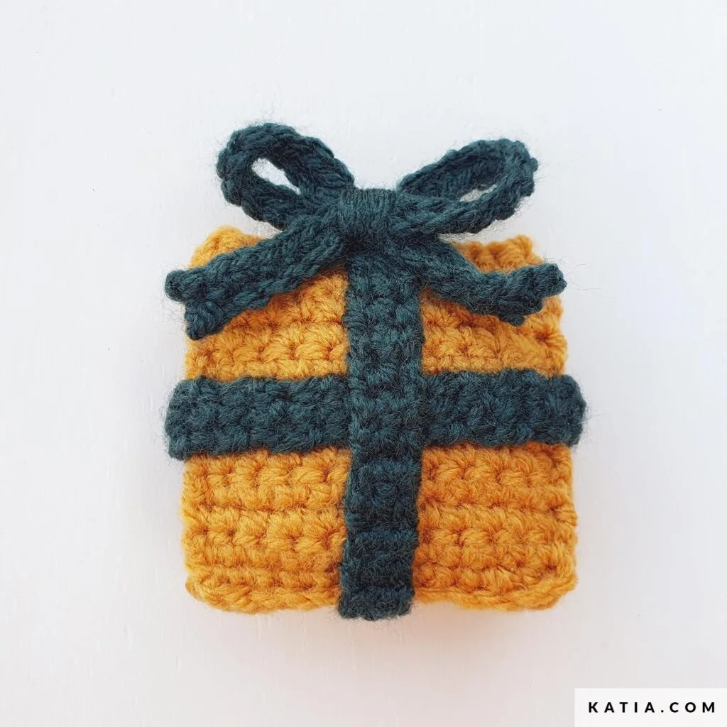 Paquet Cadeau au crochet by katia - décoration de Noël pour sapin au crochet