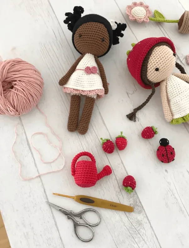 Jolies poup&eacute;es au crochet dans le livre d'amigurumis de Lulu crochet d&eacute;di&eacute; au poup&eacute;es