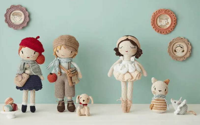 Un univers vintage avec Th&eacute;o le gavroche, Marine la ballerine et leurs animaux de compagnie crochet&eacute;s, dans un d&eacute;cor parisien r&eacute;tro.
