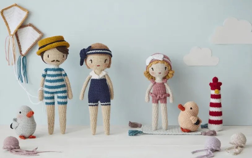 Poup&eacute;es r&eacute;tro au crochet inspir&eacute;es de la plage, avec Hippolyte, Gabrielle et Mathilde, accompagn&eacute;s de leurs mouettes et d&rsquo;un phare