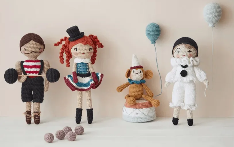 Des poup&eacute;es au crochet sur le th&egrave;me du cirque, avec Ambroisine la jongleuse, Honor&eacute; l&rsquo;halt&eacute;rophile, et Golo le singe farceur sur son podium.