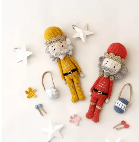 Poup&eacute;es au crochet repr&eacute;sentant des casse-noisettes, habill&eacute;s en rouge et jaune avec des accessoires d&eacute;coratifs tels que des paniers et des &eacute;toiles. Inspir&eacute;s de l&rsquo;univers traditionnel de No&euml;l.