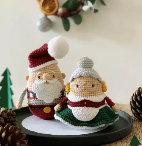 Amigurumis du P&egrave;re No&euml;l et de la M&egrave;re No&euml;l crochet&eacute;s, avec des d&eacute;tails festifs tels que le bonnet rouge, la barbe blanche, et la robe verte. Mod&egrave;les issus du livre Poup&eacute;es & amigurumis de No&euml;l au crochet.