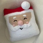 pere noel au crochet patron. coussin pere noel au crochet